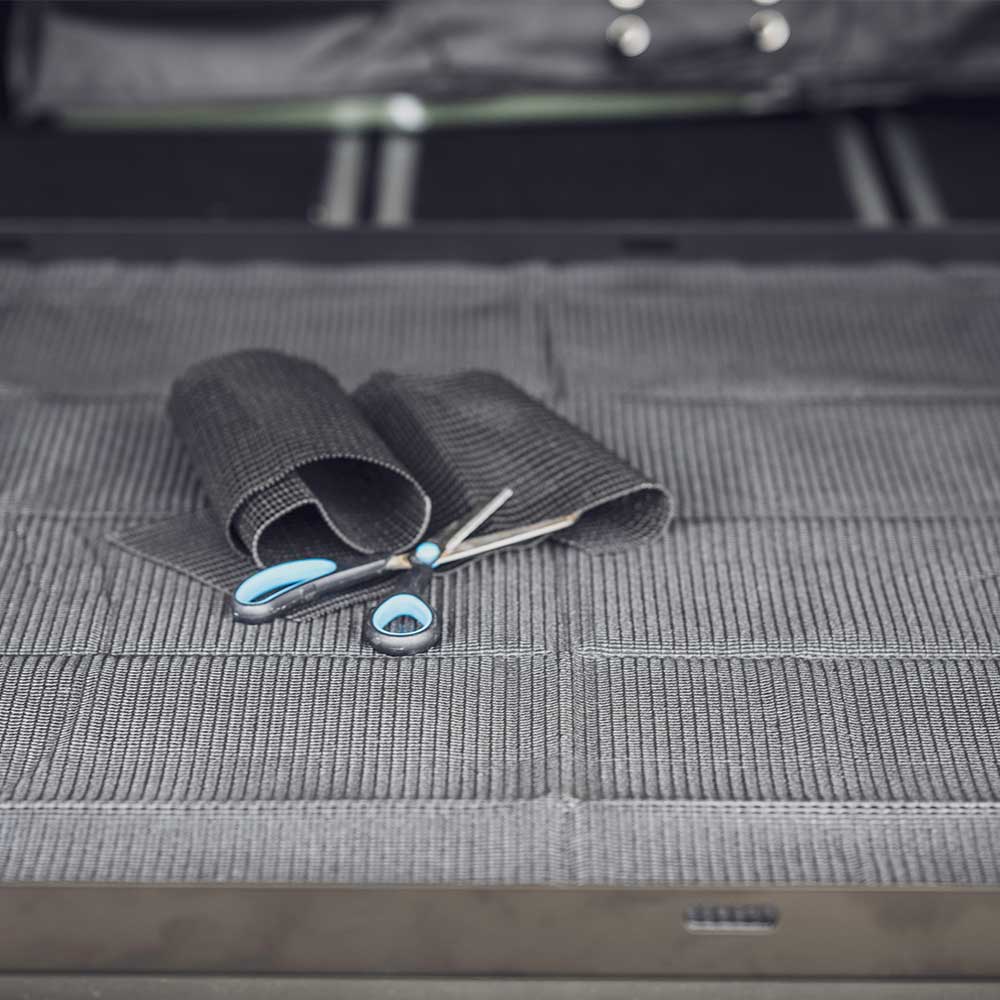 Eine verpackte Antirutschmatte freigestellt auf einem weißen Hintergrund